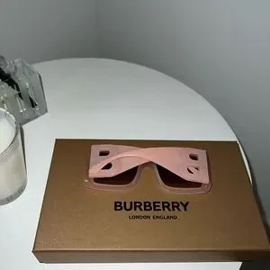 COPY - Burberry pink B logo sunglasses worn once Burberry | Accessories | Copy Burberry Pink B Logo  main image 3